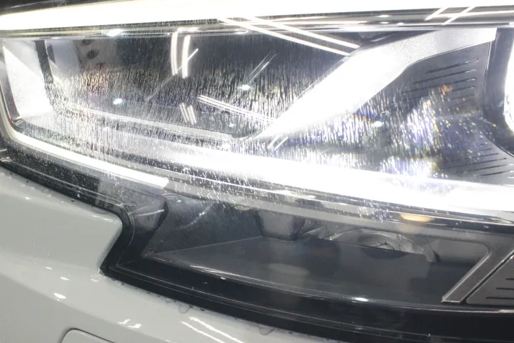 ヘッドライトを点けるとキラキラする傷