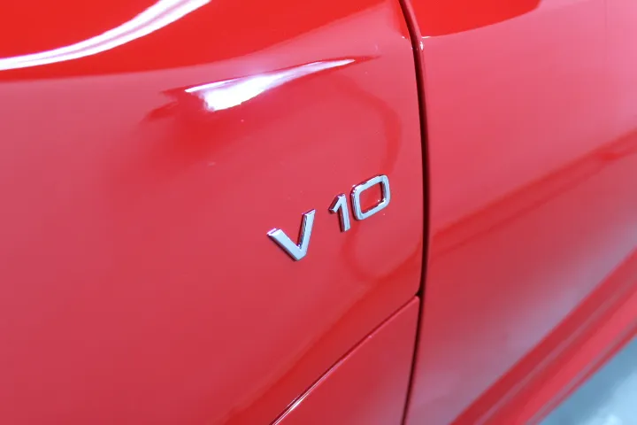 R8のV10エンブレム