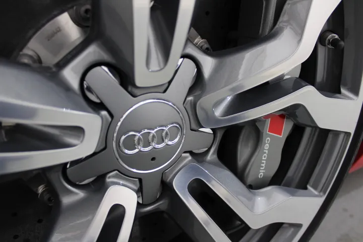 R8のディスクカーボンセラミックブレーキ