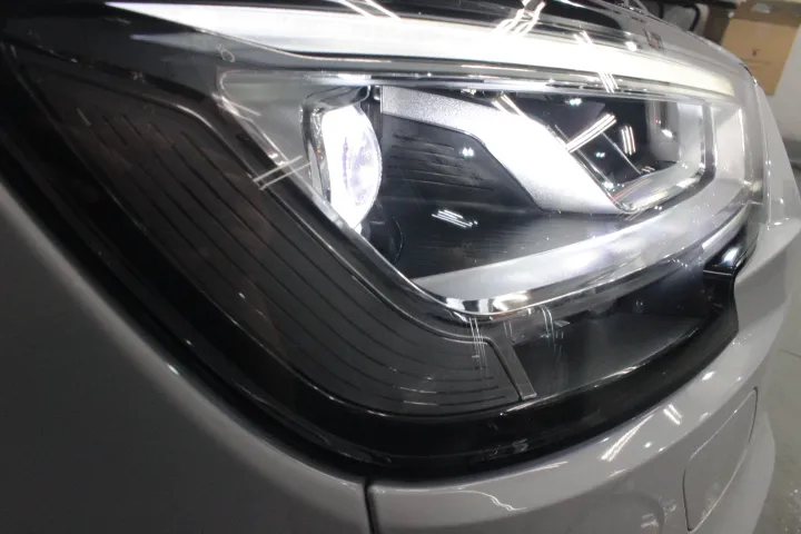 最先端のヘッドライトリペア技術であるヘッドライトスチーマー