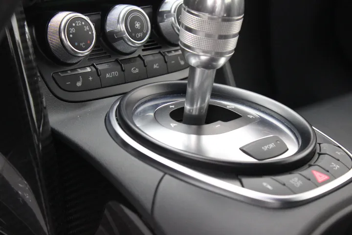 アウディのRトロニックのシフトノブ