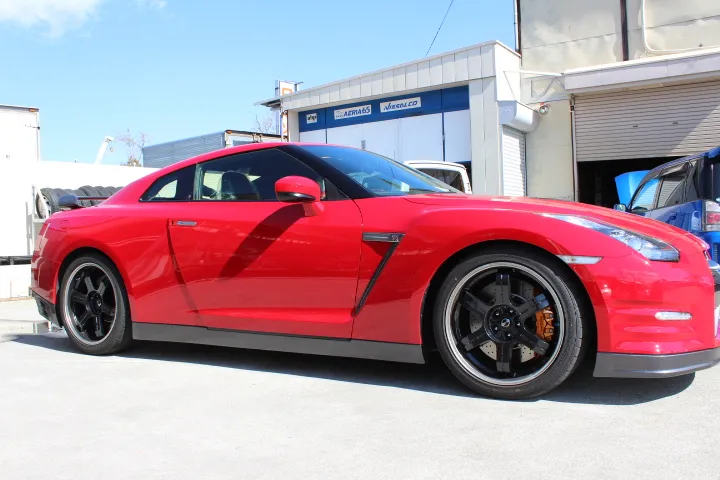 東京の赤い日産GTR