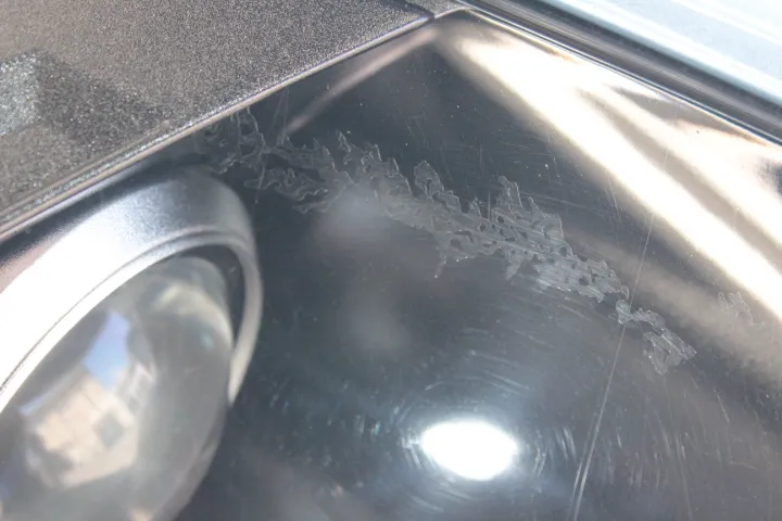東京のアストンマーチンのヘッドライトクラック除去