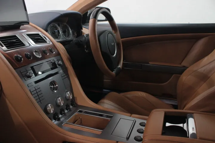 上品でおしゃれな車の室内