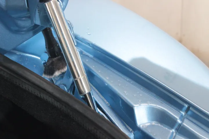 アストンマーチンのヒンジ清掃