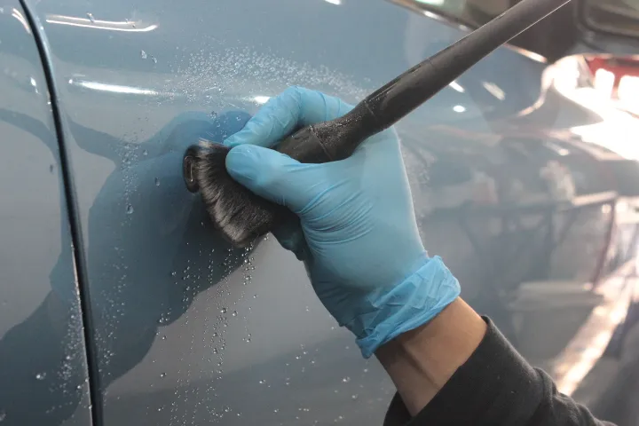 アストンマーチンのドアハンドルのクリーニング
