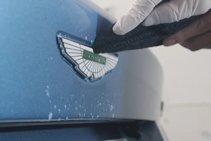 アストンマーチンのエンブレム清掃