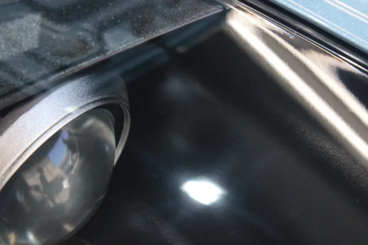 新品よりもきれいなアストンマーチンのヘッドライトの仕上がり