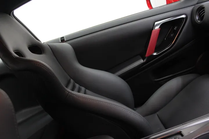 1脚100万円のレカロ(RECARO)カーボンバケットシート