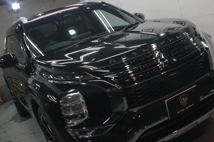 アウトランダーのメタリックブラックの硬質な質感と光沢