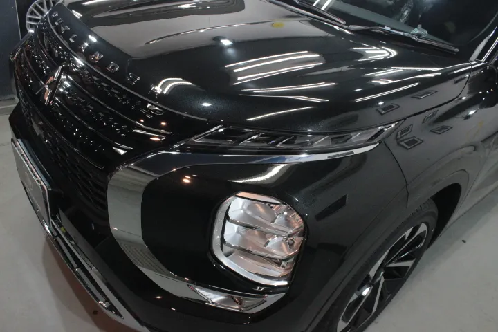 三菱の新しい車のボディ色「ブラックダイヤモンド」