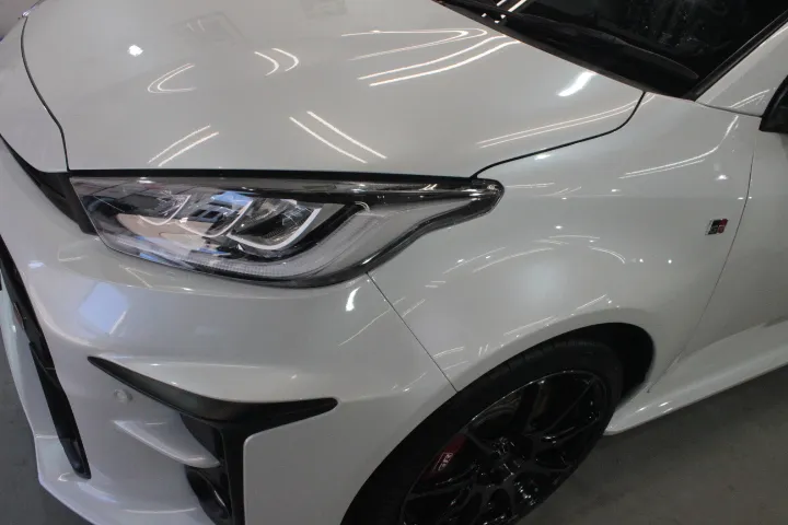 GRヤリスの透き通るようなパールホワイト