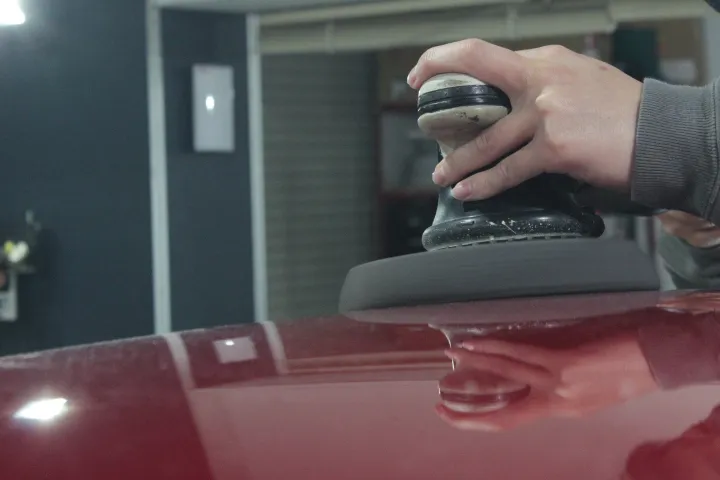 ミニ・ジョンクーパーワークスの専用オプションのレッドルーフの磨き