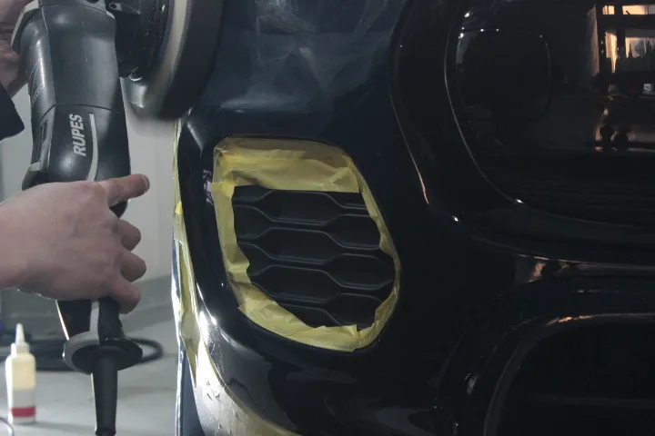 ミニ・ジョンクーパーワークスのフロントバンパーの磨き