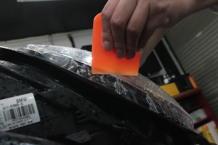 東京からお越しのミニF56へヘッドライトプロテクションフィルムを施工