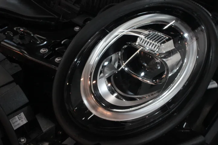 ミニF56のヘッドライトプロテクションフィルム施工