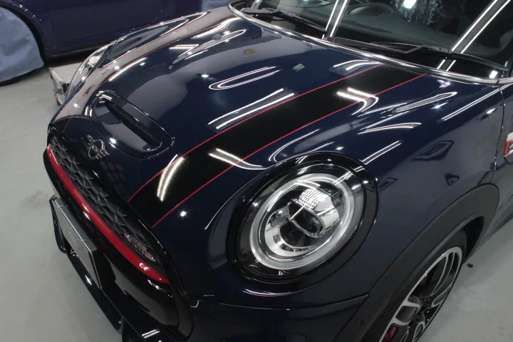 ガラスコーティングでは味わうことができないミニの艶美な光沢