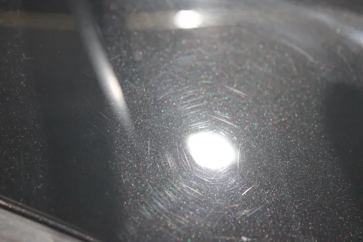 艶消しプロテクションフィルム施工前の下地処理を行う東京の施工店