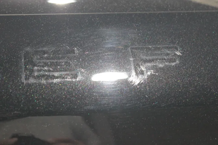 エンブレム跡をきれいにリセットしてプロテクションフィルム施工をする東京の店