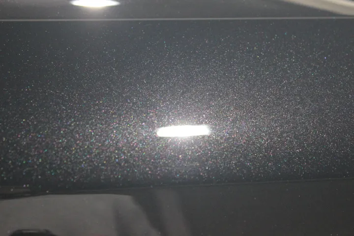 エンブレム跡をきれいにリセットしてプロテクションフィルム施工をする東京の店