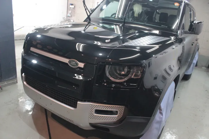 プロテクションフィルムの下地処理を終えたランドローバーディフェンダー