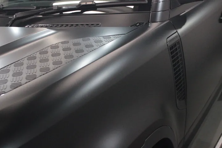 マットな外観のLANDROVER