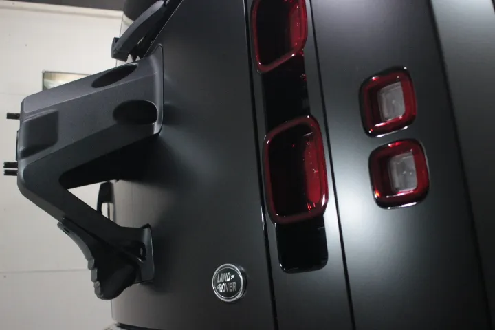 マットな外観のLANDROVERディフェンダー110HSE