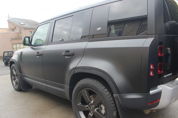 マットな塗装のLANDROVERディフェンダー110HSE