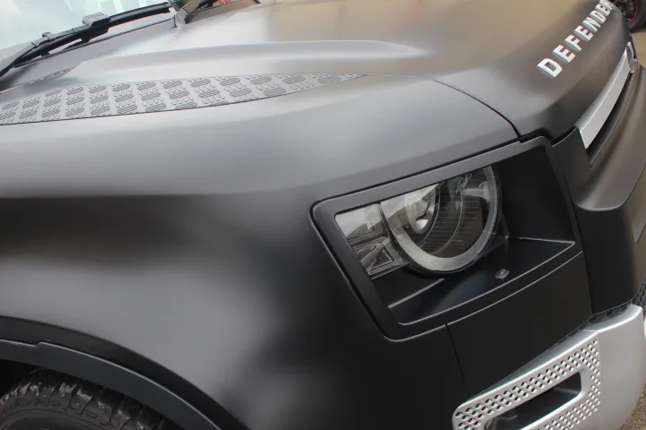 艶消し塗装のLANDROVERディフェンダー110HSE