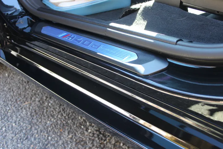 車のドアステップへのプロテクションフィルムを行う東京の施工店