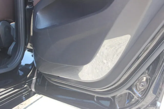 車のドアの下の方にプロテクションフィルムを行う東京の施工店