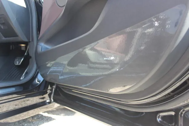 車のドアキックガードプロテクションフィルムを行う東京の施工店