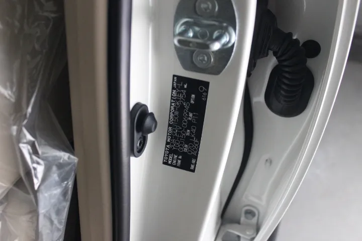 ドアヒンジやパネルの継ぎ目や隙間などの洗浄