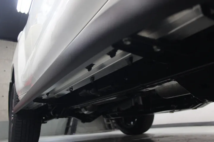 シャシー裏をクリーニングし車体も隈なく洗浄