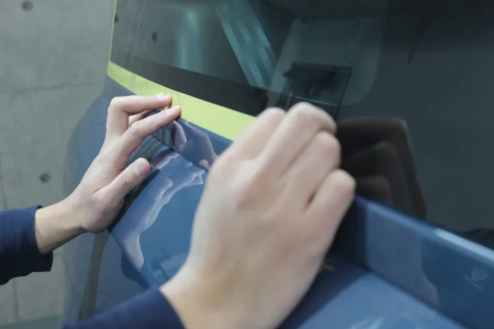 新車で細部洗浄やマスキングを行う東京のコーティング