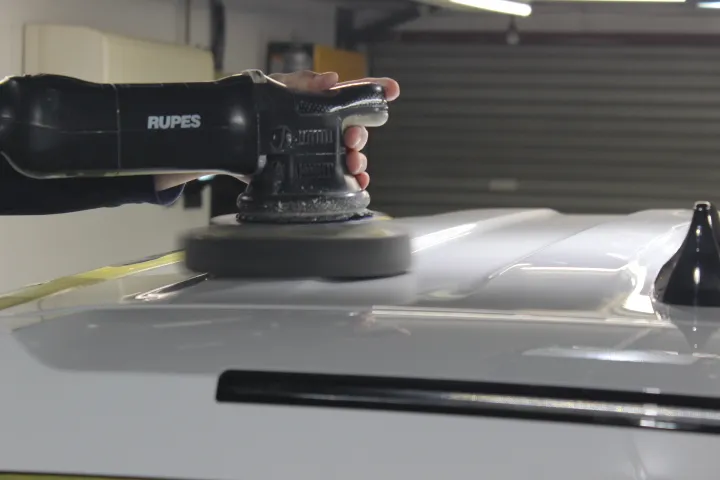 ディフェンダーのツートンホワイトルーフをライトポリッシュ