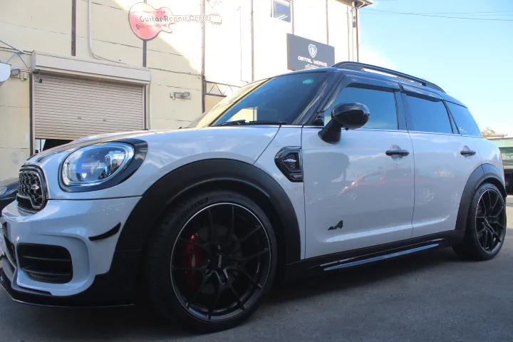 白黒のモノトーン調にまとまったミニクロスオーバージョンクーパーワークス