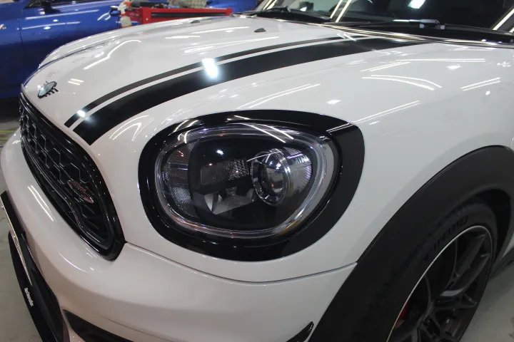 ミニクロスオーバーのヘッドライトへライトスモークプロテクションフィルムを施工