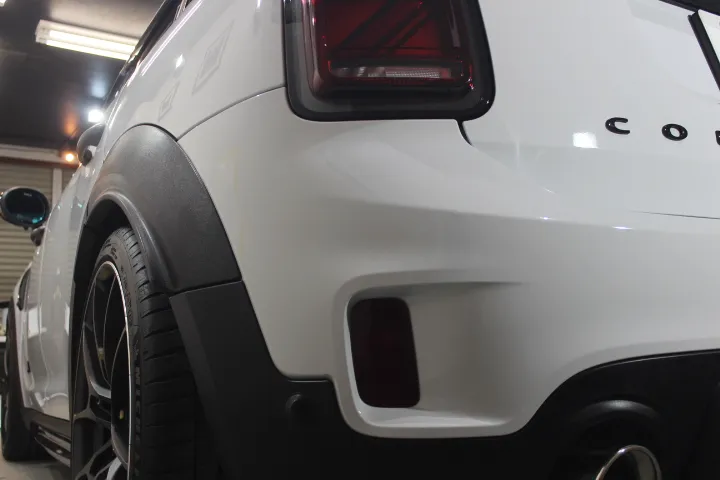 リフレクターへライトスモークプロテクションフィルム施工「XPEL/SLATESMOKE」