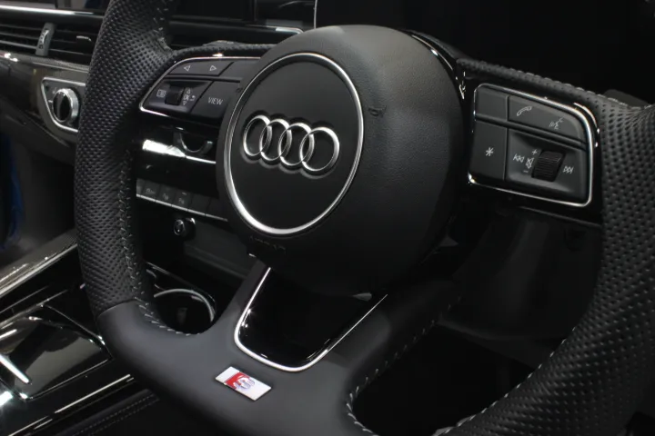 ステアリングのテカリを防止するコーティング