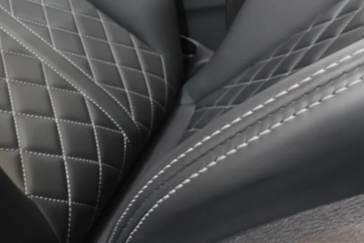 革素材を保湿し、内側の油分と水分は逃がさないコーティング