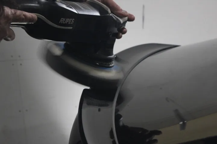 M3のリアスポイラーの磨き