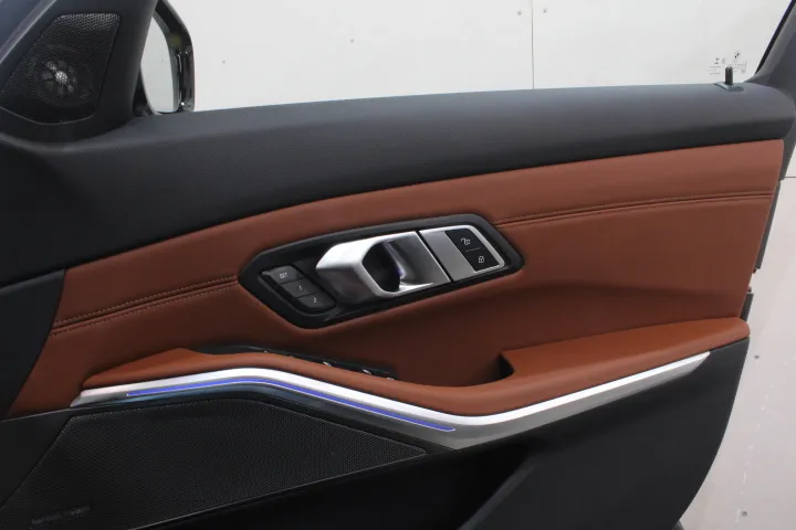 シートコーティングはステアリングやシフトノブ、センターコンソールやドアトリムも施工範囲