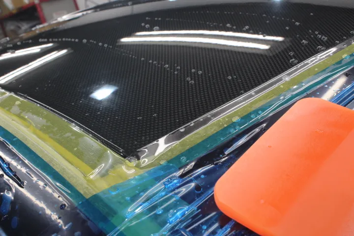 M3のカーボンルーフへプロテクションフィルム施工