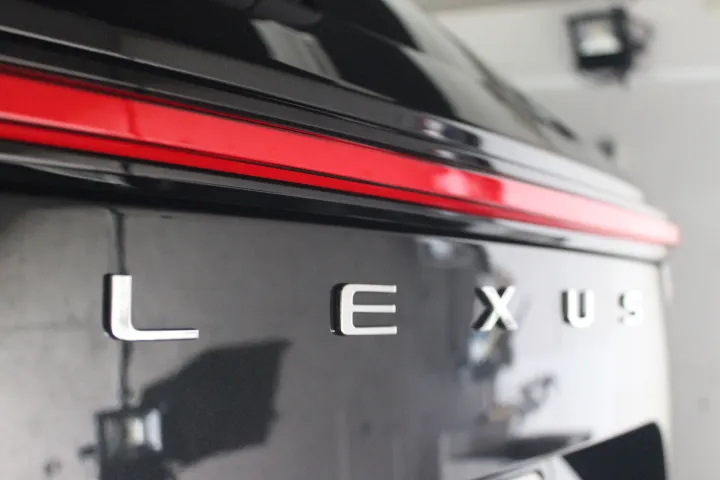 新車レクサスの洗車後の水切れと乾燥