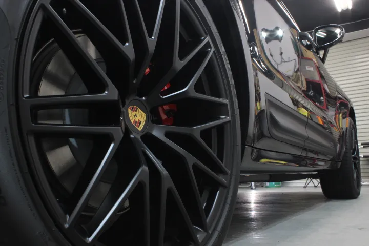 塗装の光沢と艶を引き立てるセラミックの3層被膜