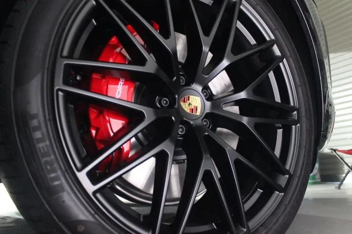 ポルシェマカンGTSのホイールとキャリパーのコーティング