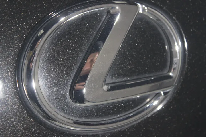 レクサスエンブレムの黒ずみ除去方法