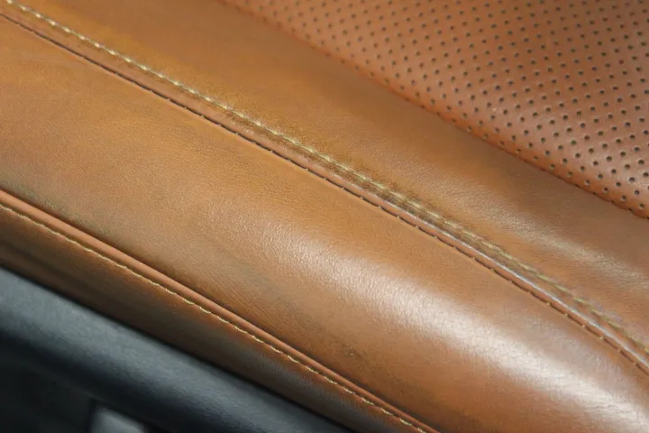 レザーの黒ずみや皮脂のテカリのクリーニング方法