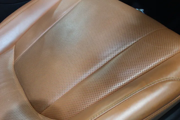 車のシートクリーニング前の汚れが完全除去